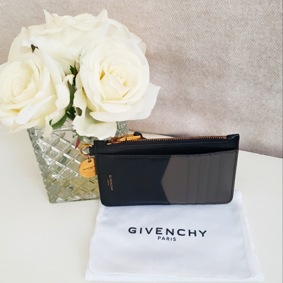 Givenchy Handbags - Limited edition: Givenchy GV3 zipped card holder